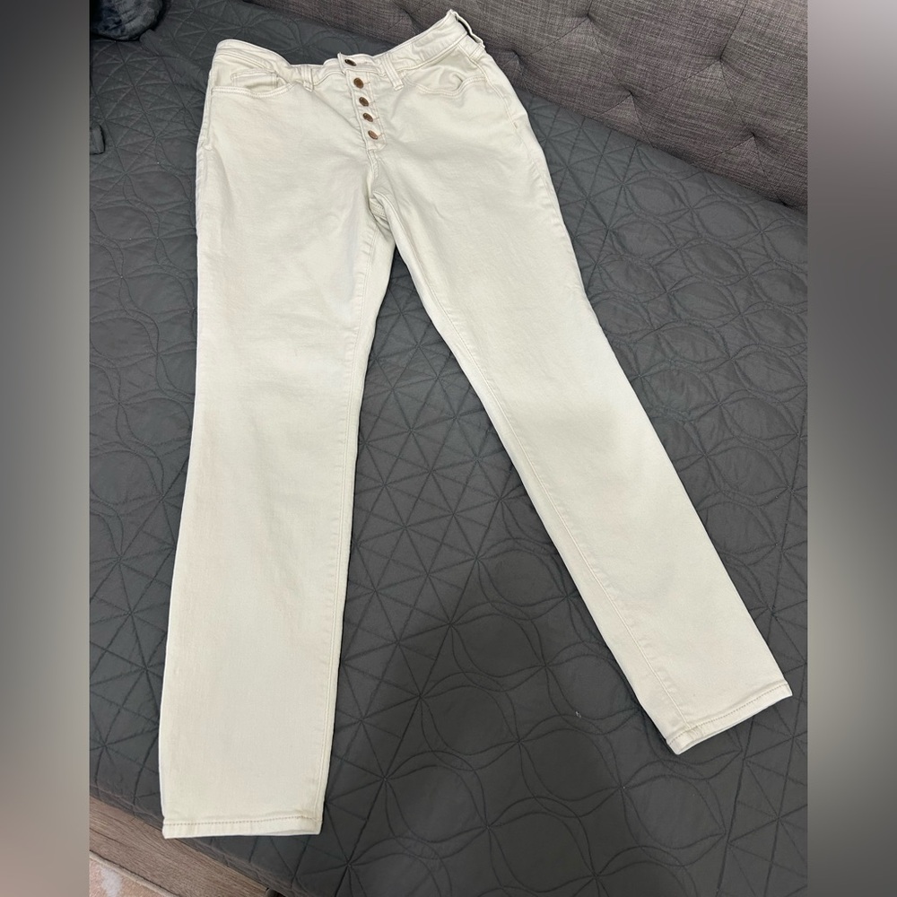 Women's Cream color Jeans size 10/30
High rise skinny button up, only worn twice